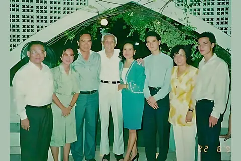1980年代,左4起,全国人大副委员长廖承志和常媛及其泰国友人。
