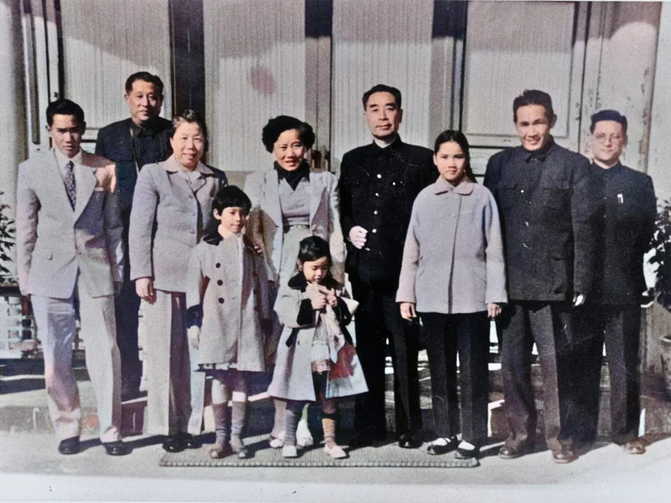 1970年代,右4周总理、右3常媛、左2廖承志、左3邓颖超和常媛的父母等泰国家人。