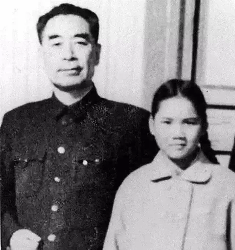 1961年,周恩来与少年时的常媛合影