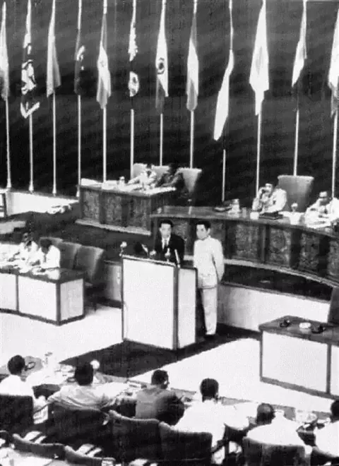 1955年4月19日下午4时45分,周总理在万隆会议作“求同存异,和平共处”的补充发言18分钟,全场报以热烈掌声