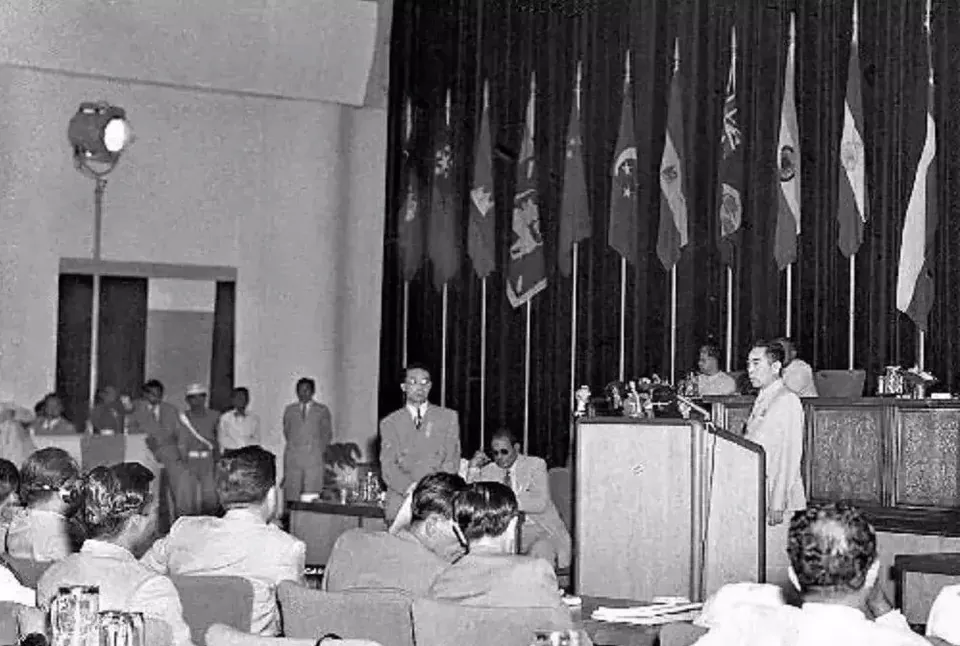 1955年4月24日,周总理在万隆会议闭幕式发言