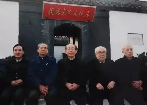 1993年3月5日,周恩来冥诞95周年,总理身边工作人员在江苏省淮安市周恩来故居(出生至12岁)合影留念。总理秘书左起,张作文(军事秘书)、成元功(卫士长,曾参加万隆会议)、顾明(经济秘书)、李琦(总理办公室副主任)、周家鼎(军事秘书)(俞梅荪摄于33周年前的今天,恍如昨日)