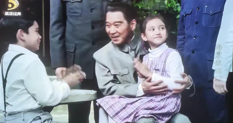 周总理在中南海西花厅和常怀、常媛兄妹在一起(选自电视剧《海棠依旧》)