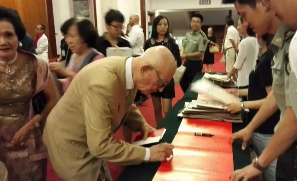 2016年6月26日在人民大会堂金色大厅,《海棠依旧》首映式,左起,常媛和她正在签到的丈夫(俞梅荪摄)