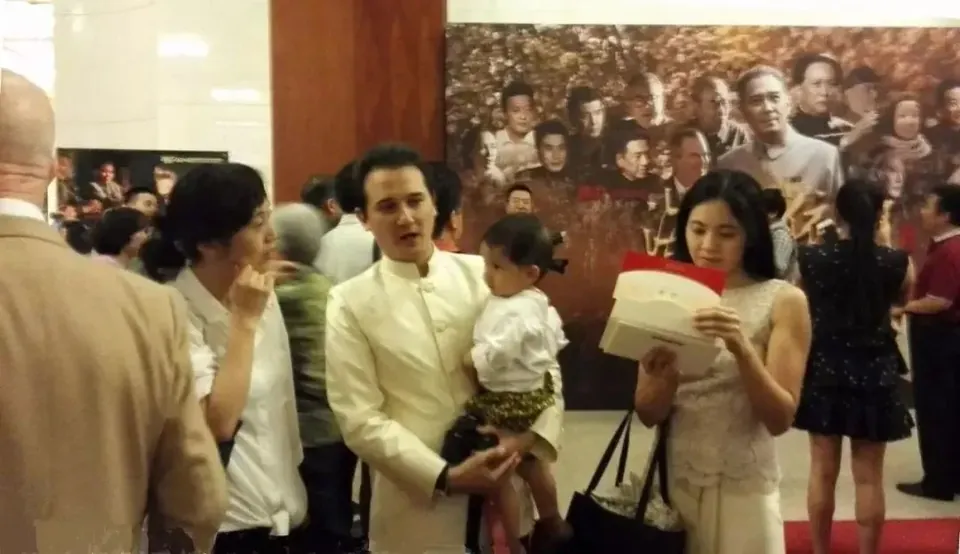 《海棠依旧》首映庆典,左1常媛之夫(背影)、左3起,常媛之子常念周抱着儿子常周周、其妻(右)(俞梅荪摄)
