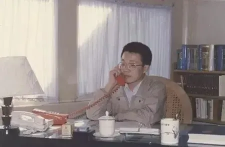 上世纪八九十年代,作者俞梅荪在中南海西花厅东院的顾明同志办公室上班